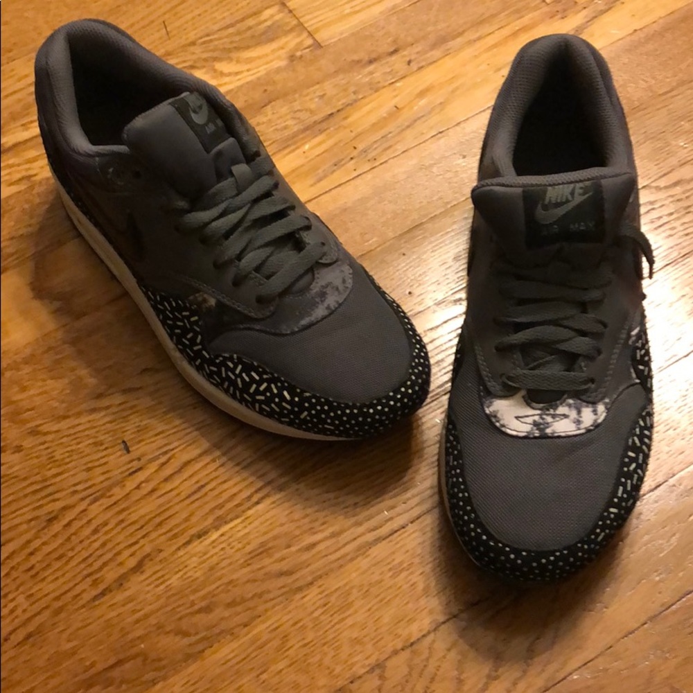 LIKE NEW Adidas Air Max